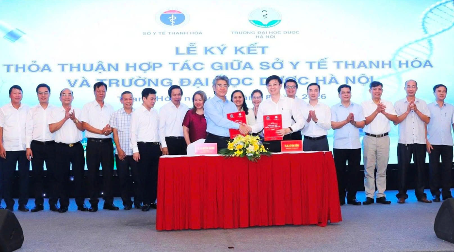 TRƯỜNG ĐẠI HỌC DƯỢC HÀ NỘI KÝ KẾT HỢP TÁC TOÀN DIỆN VỚI SỞ Y TẾ THANH HÓA NHẰM ĐẨY MẠNH ĐÀO TẠO, CHUYỂN GIAO KỸ THUẬT VÀ ỨNG DỤNG CÔNG NGHỆ SỐ TRONG DƯỢC LÂM SÀNG.